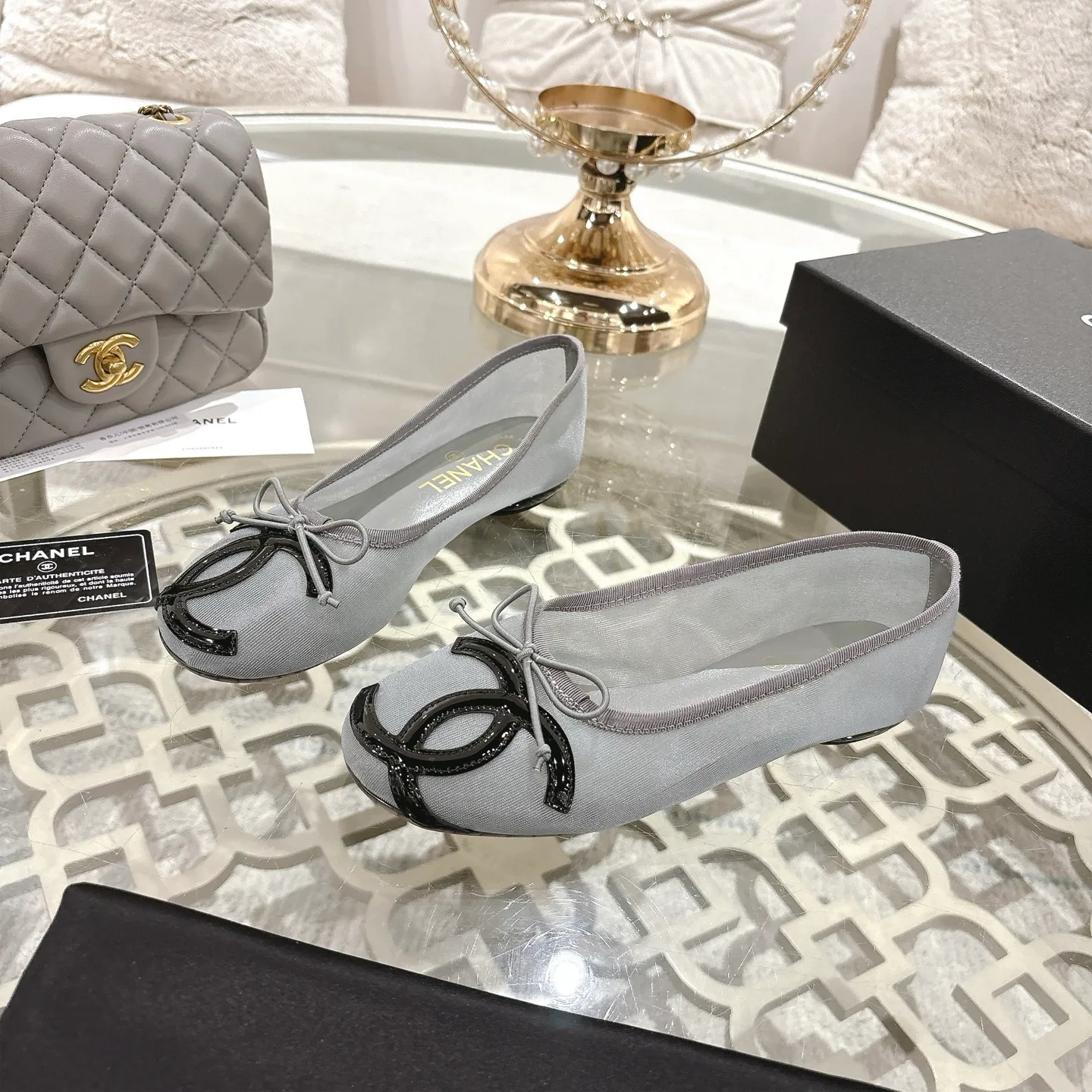 👟👟Ex-factory price 520👟👟 Mesh [purchase-level quality] CHANEL Xiaoxiang 25/A new summer bow-tie shoes 💃 This pair of "dancing shoes" is really breathtakingly beautiful! Made of cowhide fabric + exquisite electric embroidery, every detail exudes a sense of high-end ~ classic bow design, Italian genuine leather sole, comfortable and elegant on the feet, a perfect must-have for fairies!  🌟 All counters are from the same source! All materials are customized according to the original 1:1, and are developed and patterned from genuine products. The quality is absolutely assured ~ a classic that must be bought every year, a versatile artifact that looks great whether paired with skirts or jeans!  💖 The perfect finishing touch for summer outfits, sisters, just do it! 👉 Fabric: Imported sheepskin Lining: Imported sheepskin Outsole: Private molded outsole Size: 35-40